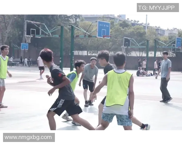 穿越篮球与足球的激情碰撞探索运动的无限可能与梦想 穿越篮球与足球的激情碰撞探索运动的无限可能与梦想